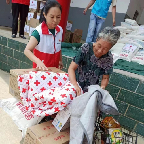 The Red Cross personnel distributed food and necessities to the affected population  in Xingtai City, Hebei Province.